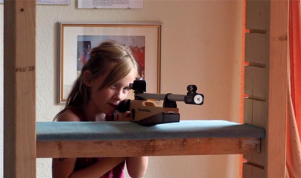 Zelia (7) belegte beim Schießen mit dem Lasergewehr des Schützenvereins Sievern ...