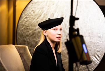 Die zwölfjährige Deutsche Helena Zengel wartet auf die Bekanntgabe der Preisträger der Golden Globe Awards 2021