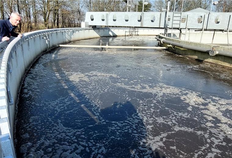 Omikron im Abwasser: Interesse in Stadt und Land ist groß Zentralklärwerk in Bad Bederkesa: Marcus Mende, Geschäftsführer des Wasserverbandes Wesermünde, weiß um die neuartige Methode zur Feststellung von Corona-Viren im Abwasser.