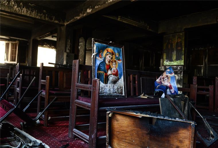 41 Tote bei Kirchenbrand in Ägypten Zerstörte religiöse Bilder stehen auf einer Holzbank in der koptischen Abu-Sefein-Kirche, nachdem dort ein Großbrand ausgebrochen ist.