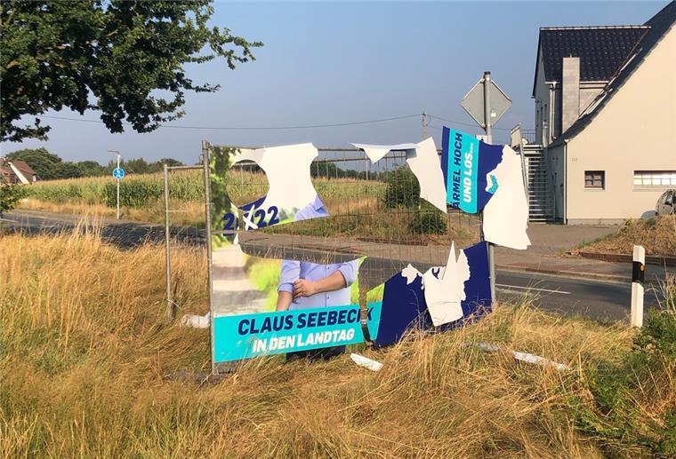 Cuxland: Zerstörte Wahlplakate sorgen für Frust Ein abgerissenes Plakat an einem Bauzaun an einer Straße.