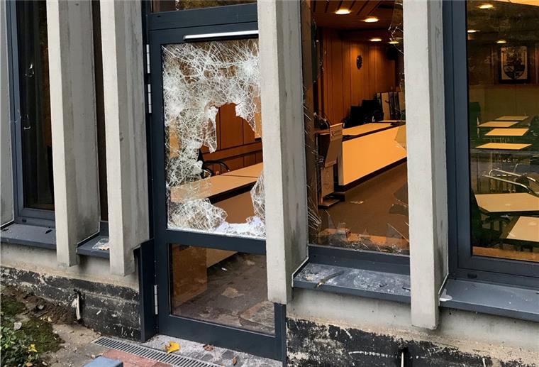 Vandalismus am Kreishaus Rotenburg: Kreis setzt Belohnung aus Zertrümmert: Fenster zum großen Sitzungssaal des Kreishauses in Rotenburg.
