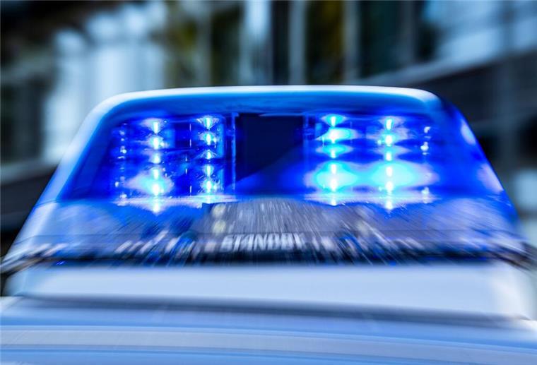Bremer von Unbekannten an Haltestelle angegriffen und schwer verletzt Ein Blaulicht auf einem Polizeiauto.