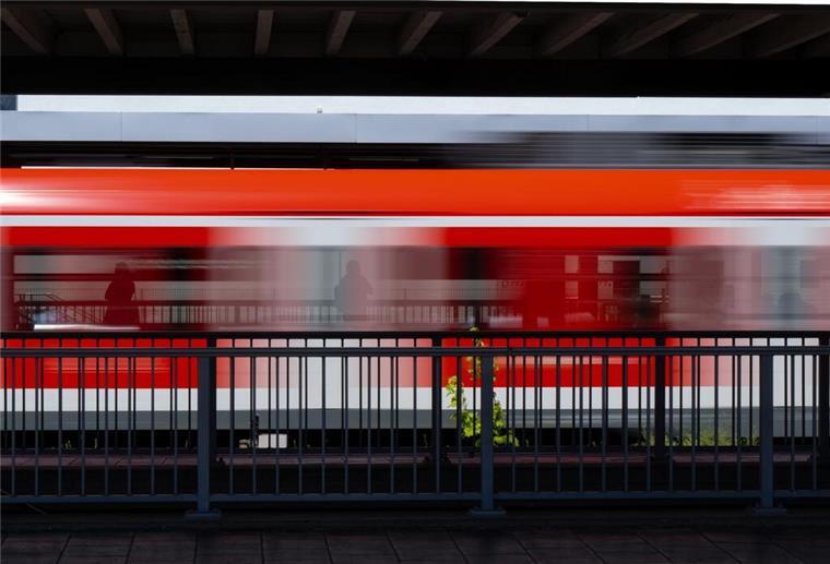 Vorfall im hinteren Zugteil: Exhibitionist in S-Bahn ertappt S-Bahn