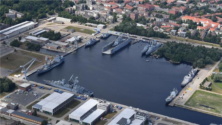 Zeugen melden irrtümlich Drohnen über Militärgelände Zeugen wollen Drohnen über dem Marineasenal in Wilhelmshaven gesehen haben - die Polizei hat die Ermittlungen inzwischen eingestellt. (Archivfoto)