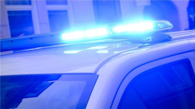 Mann liegt auf Straße – von Auto überrollt und gestorben Zeuginnen und Zeugen werden gebeten, sich bei der Polizei Göttingen zu melden. (Symbolbild)