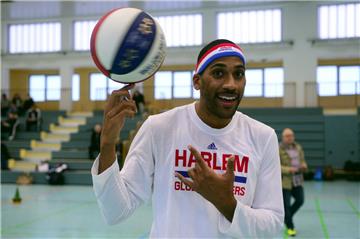 Zeus McClurkin von den Harlem Globetrotters lässt den Ball auf einem Finger kreisen. Foto Scheer
