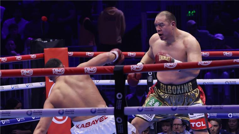 „Holzfäller“ Kabayel vor WM-Kampf - in Deutschland? Zhilei Zhang schickt Agit Kabayel (l) kurzzeitig zu Boden.