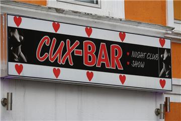 Ziel einer spektakulären Razzia war im Januar die „Cux-Bar“. Eines von zwei Bordellen, das die Hauptangeklagten in Cuxhaven betrieben haben.  