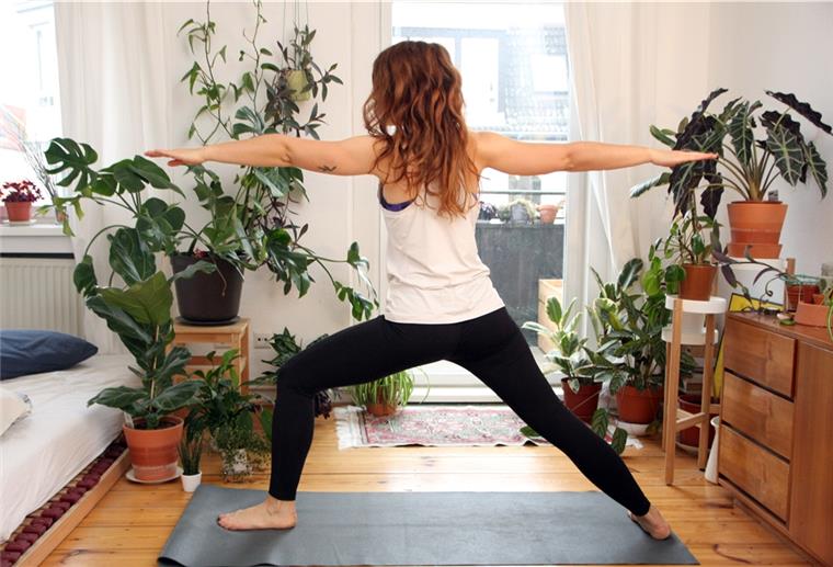 Frühsport macht glücklich – den ganzen Tag Ziel sind keine schweißtreibenden Killer-Kommandos, sondern eine biologische Unterstützung des Wachwerdens - wie zum Beispiel Yoga.