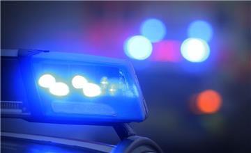  Ein Polizeiauto mit eingeschaltetem Blaulicht steht an einer Unfallstelle. Ziel von Dieben: In Cuxhaven und Bad Bederkesa wurden zwei hochwertige Mähroboter direkt von Privat- und Firmengrundstücken entwendet.“