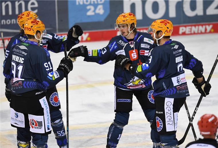 Ziga Jeglic (Mitte) ist heiß auf Erfolg mit seinen Kumpels Jan Urbas (rechts) und Miha Verlic (links) bei den Fischtown Pinguins.