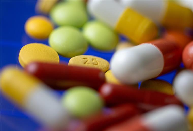 Zink-Tabletten: Wann sie sinnvoll sind – und wann nicht Verschiedene Tabletten, Kapseln und Dragees liegen auf einem Tisch
