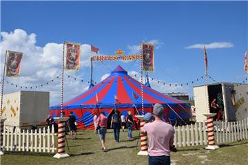 Zirkus- und Drachenfest in Tossens: Auf Wind und Regen am Sonnabend, folgte Sonn...