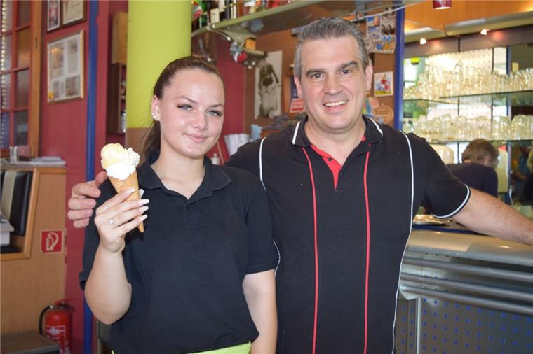 Bremerhaven: Die beliebtesten Eissorten in den Cafés Zitrone, Honigmelone und Vanille: So sieht sie aus, die beliebteste Komposition im Eiscafé von Salvatore Marvelli (rechts). Josie Kaarmann sorgt dafür, dass die Kunden nicht lange auf die eiskalten Köstlichkeiten warten müssen.