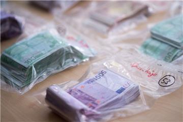 Zivilfahnder der Bremer Polizei haben einen amtsbekannten Dealer festgenommen.