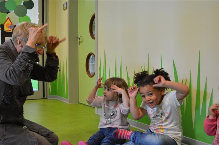 Zoe und Merle üben in der Krippe Ellhornstraße mit Helga Kurfeld Gebärdensprache.