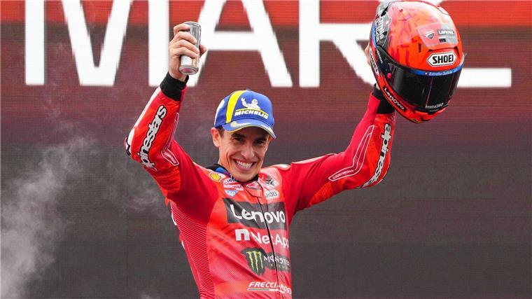 Heftige Stürze und Knochenbrüche bei Motorradrennen in Assen Zog mit Motorradsport-Legende Giacomo Agostini gleich: Marc Márquez
