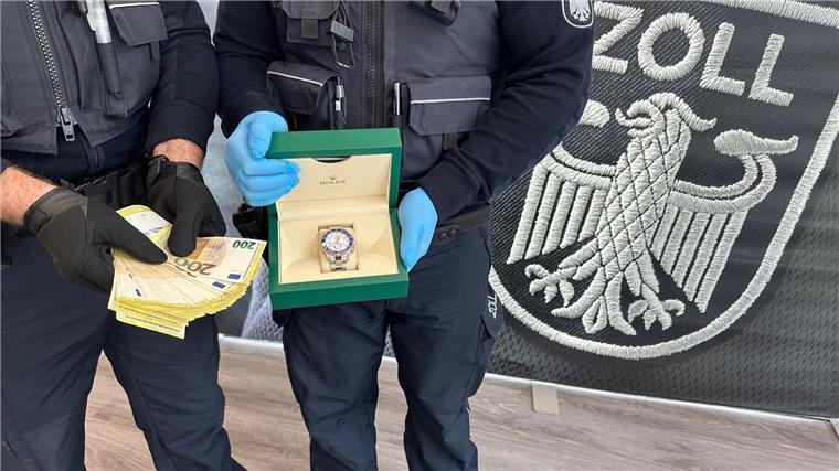 Zoll-Ermittler haben bei einer Razzia wegen Schwarzarbeit viel Bargeld und teure Luxusuhren sichergestellt.