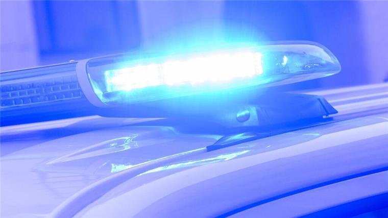 Gestohlener Passat ohne Kennzeichen: Duo flieht vor Zoll und wird in Lehe gestoppt Blaulicht der Polizei. Zoll und Polizei stoppten in der Nacht zum 7. Oktober in Bremerhaven-Lehe einen gestohlenen VW Passat. Zwei Männer ohne Führerschein wurden festgenommen.