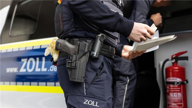 Zollbeamte überprüfen Papiere an einem Flughafen.