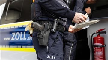Zollbeamte überprüfen Papiere an einem Flughafen.