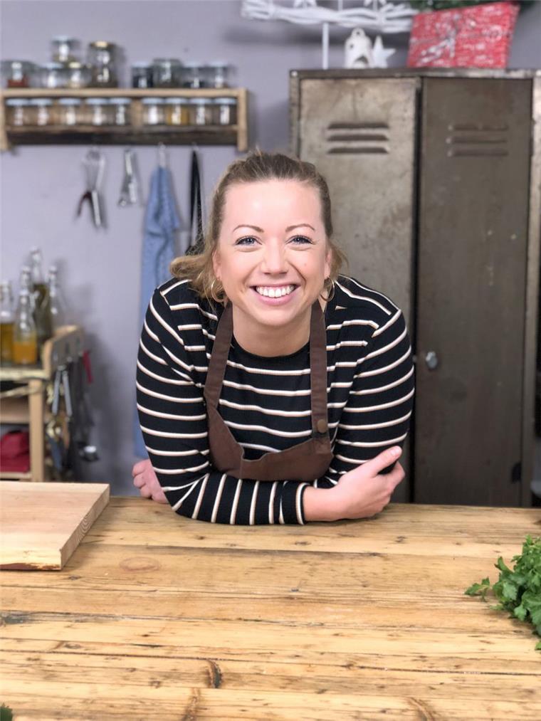 Zora Klipp aus Zeven kocht in Paris bei der Pasta-WM Zora Klipp hat gut lachen: Die Köchin wird im nächsten Jahr ihr erstes Kochbuch veröffentlichen und ab Donnerstag an der Barilla Pasta World Championship teilnehmen.