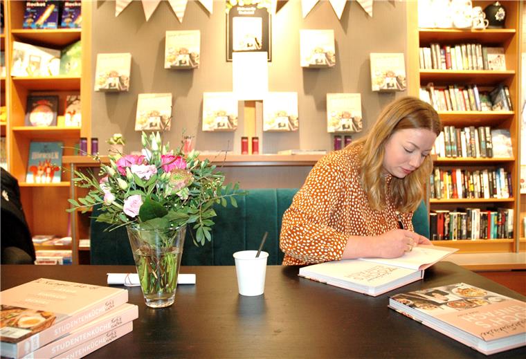 Zeven: Zora Klipp bringt zur Buchvorstellung Häppchen mit Zora Klipp signiert in der Zevener Buchhandlung „Lesezeichen“ ihr Kochbuch „Koch’s einfach“, das seinem Namen alle Ehre macht. Das jedenfalls bestätigen Fans der 29-Jährigen, die schon Rezepte nachgekocht haben.