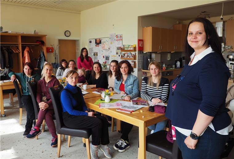 Sprachunterricht für ukrainische Flüchtlinge in Nordenham Zoryana Janke (rechts) gibt beim Refugium Wesermarsch Deutschunterricht für geflüchtete Ukrainerinnen.