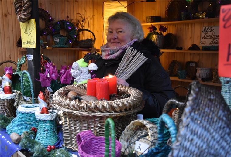 Weihnachtsmarkt in Zeven: Kleine Budenstadt lockt Besucher Das Foto zeigt Zoya Lange an ihrem Stand.