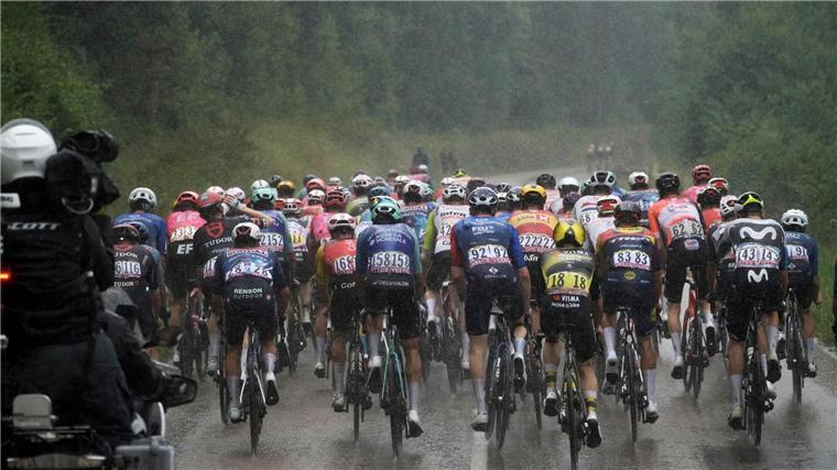 Pogacar vor viertem Triumph - Lipowitz will Traum erfüllen Zu Beginn der 20. Tour-Etappe hatte es stark geregnet.