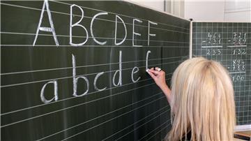 Zu Beginn des neuen Schuljahres fehlen in Bremen 75 Lehrkräfte. (Archivfoto)
