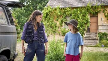 Zu Beginn ist jede Begegnung zwischen Anne (Meret Becker, l) und ihrer Enkelin Tilda (Luise Landau) ein Duell.