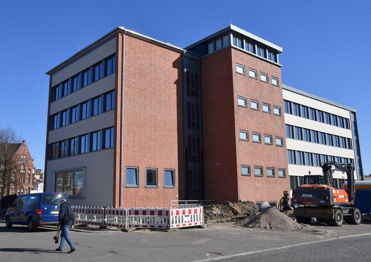 Bremerhavener Asbest-Skandal: Es gibt Bewährungsstrafen Die Urteile sind raus: Zu Bewährungsstrafen hat das Amtsgericht zwei Projektleiter der Fischereihafen-Betriebsgesellschaft verurteilt. Sie sollen dafür verantwortlich sein, dass Mitarbeiter ohne Schutz im asbestverseuchten Gebäude gearbeitet haben.