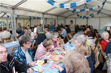 Zu Bier und Blasmusik schmeckten die Haxen besonders gut. Bayernfest in Wittsted...
