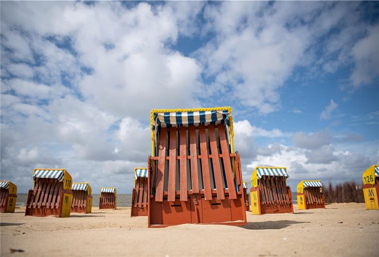 Niedersachsen: Strände für Himmelfahrt gerüstet Zu Christi Himmelfahrt können auch in Cuxhaven wieder Strandkörbe genutzt werden.