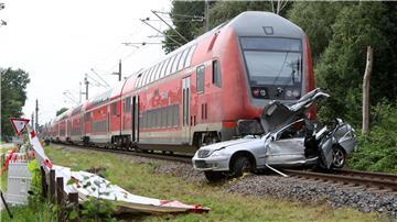 Zu dem Unfall mit dem Regionalexpress kam es an einem Bahnübergang.