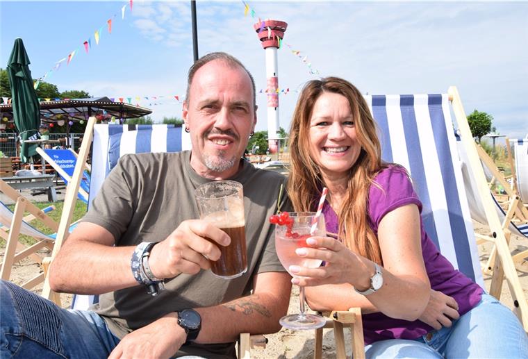 Auftakt nach Maß für den Nordenhamer Heimatsommer Zu den ersten Gästen, die zur Veranstaltungsfläche am Unionpier kamen, zählten Stefan Krenzin und Marie-Luise Sievers.