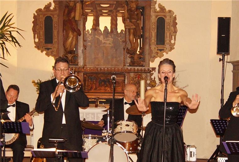 Schwei: Jazzer dürfen erst nach Zugaben gehen Zu den Gentlemen of Swing gesellte sich am vergangenen Sonnabend noch die niederländische Sängerin Angela von Rijthoven dazu. Foto: Wurm