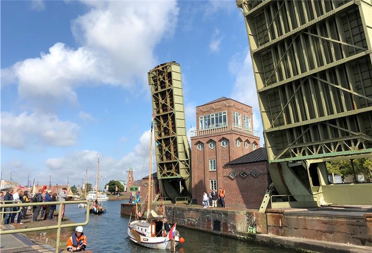 Zu den Maritimen Tagen in der Bremerhavener Havenwelten werden die Brücken zur Hafeninsel mehrfach geöffnet.