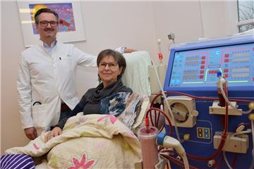 Zu den Patienten, die jede Woche dreimal zur Blutwäsche nach Esenshamm kommen, gehört auch Dorit Meyer. Das Foto zeigt sie mit Facharzt Dr. Stefan Zimmer.