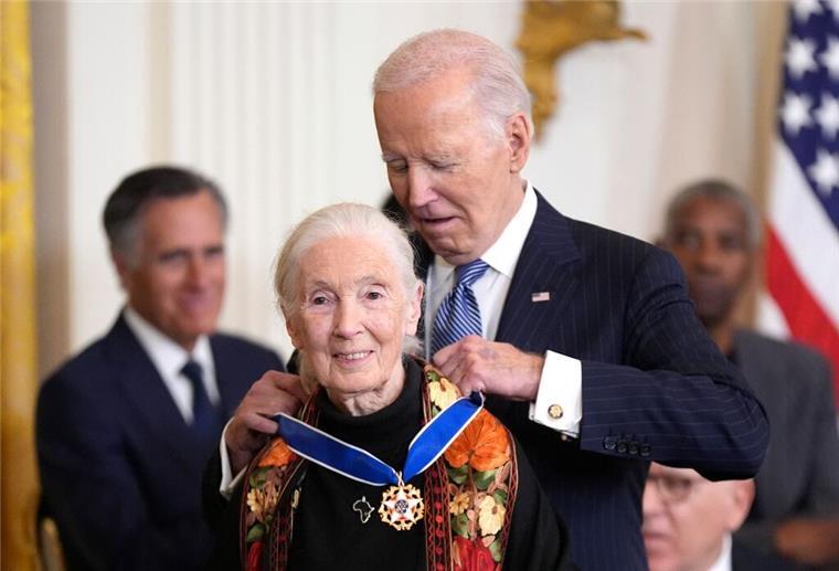Von Bono bis Messi: Biden ehrt Promis mit Freiheitsmedaille Zu den Prominenten, die geehrt wurden, gehörte auch die Tierschützerin und Affenforscherin Jane Goodall.