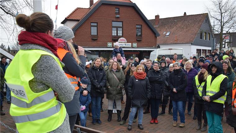 Butjadingen: Mehr als 200 Menschen bei Mahnwache gegen Abschiebung der Hassuns
