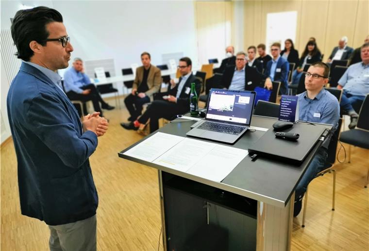 In Nordenham sollen zwei unterirdische Wasserstoffspeicher entstehen Zu den Referenten beim Wasserstofftag im TZN gehörte auch Jan Heinze von dem Hamburger Weiterbildungsunternehmen Heinze Akademie.