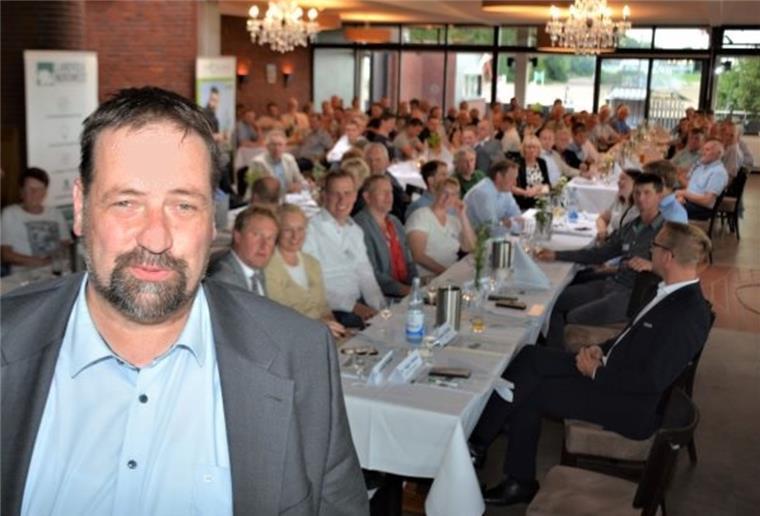 Wesermarsch: Kreislandvolk feiert 75-jähriges Bestehen Zu den rund 140 Gästen in den Weserterrassen gehörte unter anderem der Präsident des Landvolkverbandes Niedersachsen, Dr. Holger Hennies.