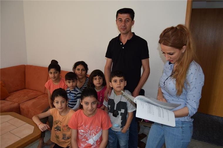 Flüchtlinge in Geestland: Integrationslotsen ziehen Zwischenbilanz Zu den Schützlingen von Integrationslotsin Zainab Bachir (rechts) gehört Familie Khalaf aus dem Irak. Die Helfer besuchen die Flüchtlinge auch zu Hause, um sie dabei zu unterstützen, sich in ihrer neuen Heimat zurechtzufinden.