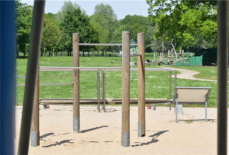 Outdoor-Sport in Bremerhaven: Wo sind schöne Anlagen? Zu den vielseitigen Bewegungsangeboten im Speckenbüttler Park zählt die beliebte Fitnessanlage neben der ‚Allee der heilenden Bäume‘. Vor allem bei gutem Wetter sind hier Anhänger des Körperkultur anzutreffen und auf dem Court nebenan werden Körbe geworfen.