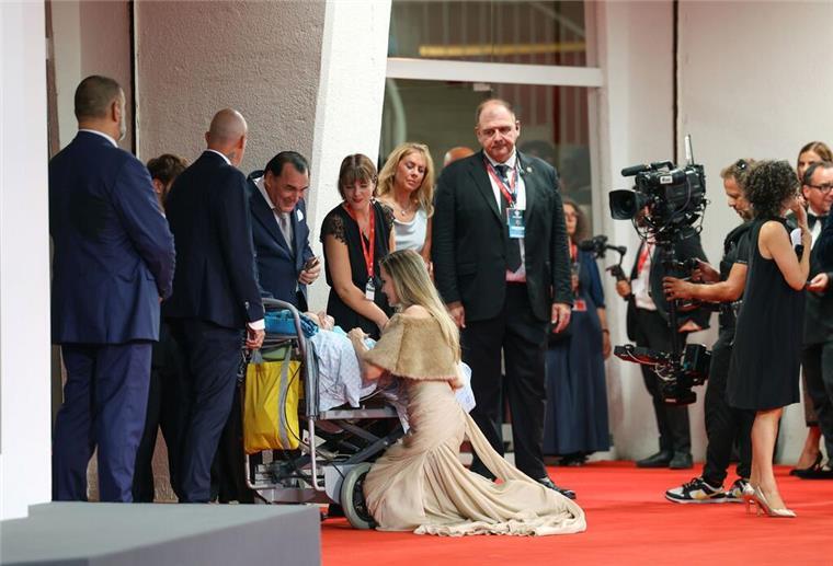 Nicole Kidman und Angelina Jolie begrüßen besonderen Fan Zu der Begegnung kam es vor der Premiere von Angelina Jolies neuem Film.