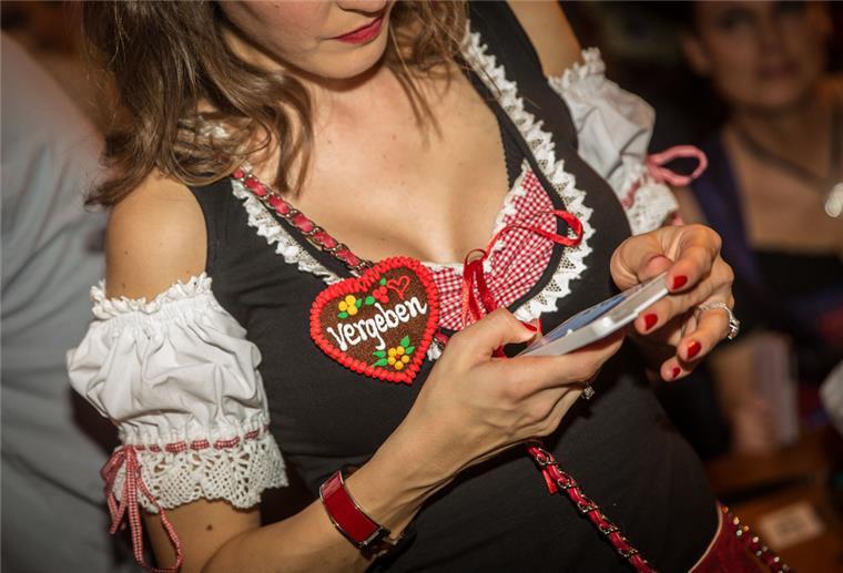 Bayerischer Abend in Sittensen Das Foto zeigt eine Frau im Dirndl.