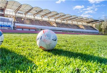 Symbolfotos über den aktuellen baulichen Zustand des Nordsee-Stadions in Bremerhaven mit Tribünen und Spielfeld. Foto: Hartmann